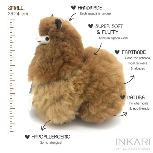 Inkari  – Alpaka Kuscheltier Small (23 cm) - Caramel – Bild 2