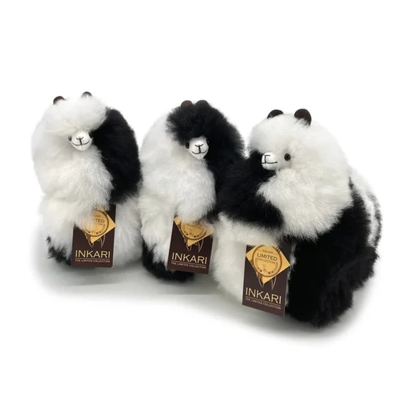 Inkari  – Alpaka Kuscheltier Small (23 cm) - Panda – Bild 2