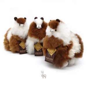 Inkari – Alpaka Kuscheltier Small (23 cm) – Chocolate Syrup