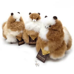 Inkari – Alpaka Kuscheltier Small (23 cm) – Maple Syrup