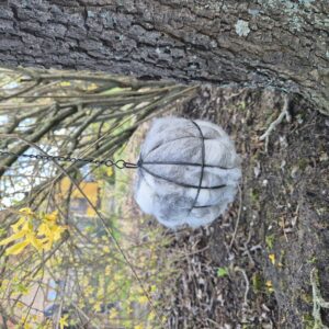 Metallhalter mit Alpakawolle für die Vögel ø 12 cm