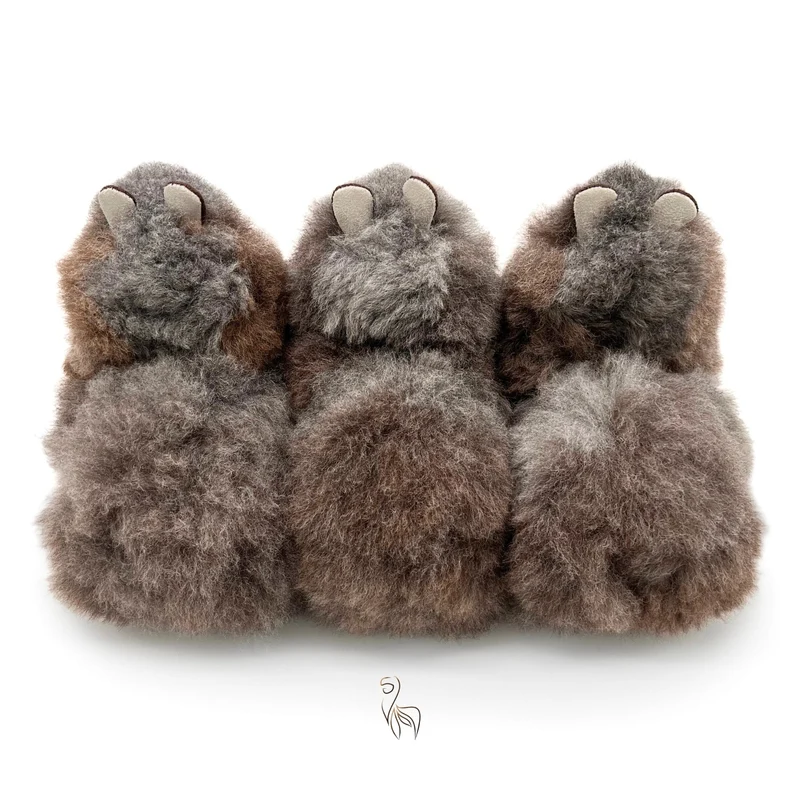 Inkari – Alpaka Kuscheltier Small (23 cm) - Mountain Wolf – Bild 2